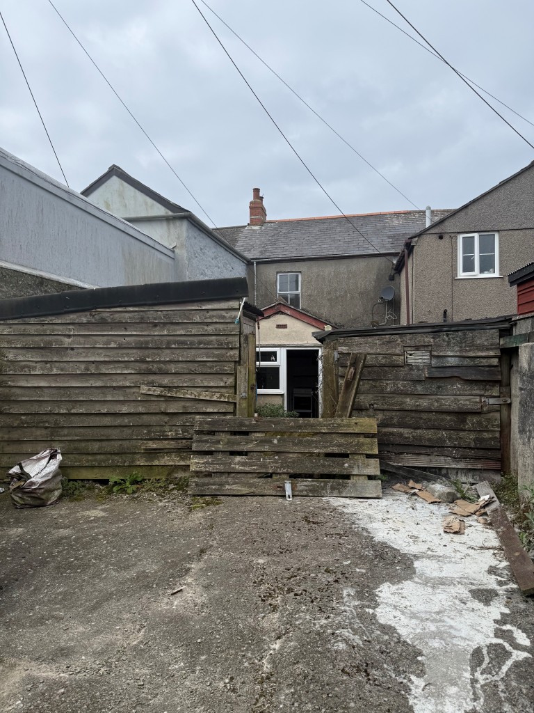 Lot: 38 - TWO-BEDROOM TERRACED COTTAGE FOR UPDATING WITH PARKING - Parking to rear